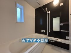 浴槽にはベンチスペースがあるので半身浴やお子様も座ることができ安心快適です