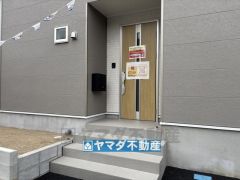 玄関横にはポストが設置されているので雨に濡れずに安心ですね。
