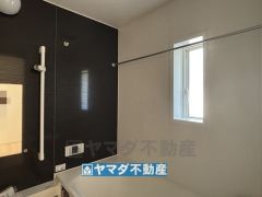 浴槽にはベンチスペースがあるので半身浴やお子様も座ることができ安心快適です