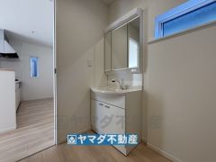 三面鏡タイプだから朝の準備も効率的ですね