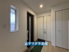 内玄関にはシューズボックスの他に収納棚完備