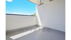 広々とした屋根付きのバルコニー