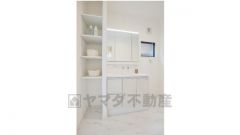 洗面所には移動式の収納棚があります。