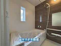 同社施工例　浴槽にはベンチスペースがあるので半身浴やお子様も座ることができ安心快適です