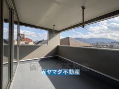 広々バルコニーは屋根があるので急な雨でも安心ですね