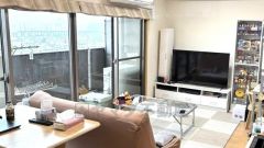 窓からの日差しが明るいリビング