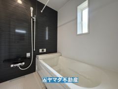 浴槽にはベンチスペースがあるので半身浴やお子様も座ることができ安心快適です