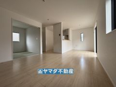 リビングの広さに加えて和室の入り口を開放すればさらに広々とした空間になります