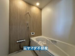 浴槽にはベンチスペースがあるので半身浴やお子様も座ることができ安心快適です