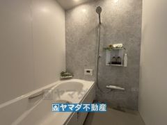 浴槽にはベンチスペースがあるので半身浴やお子様も座ることができ安心快適です