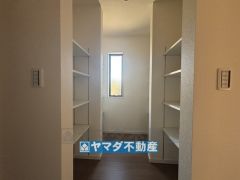 玄関ホール横には可動式の収納棚