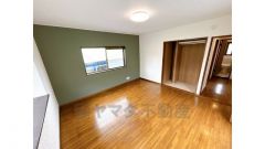 リフォーム済　2階洋室8帖のお部屋。壁・天井クロス・フローリング張替え。