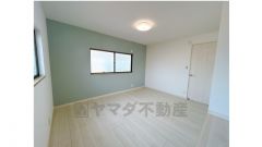 2階ベランダ側6帖洋室のお部屋はフローリングの張替えとクロスの張替えリフォーム済