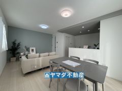 16帖の明るいリビング