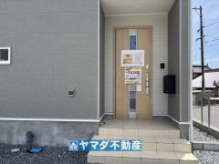 玄関横にはポストが設置されているので雨に濡れずに安心ですね。