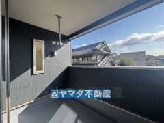 屋根のある広々としたバルコニー