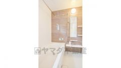 ゆったりとしたバスタブ