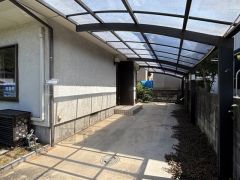 カーポート奥に玄関