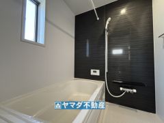 浴槽にはベンチスペースがあるので半身浴やお子様も座ることができ安心快適です