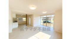 リビング約16帖です。フローリングの張替え、クロスの張替え済