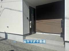 玄関ポーチにはポストが設置されているので雨に濡れずに安心ですね。