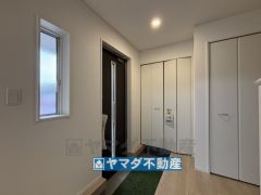 内玄関にはシューズボックスの他に収納棚完備