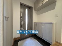 シューズボックスの他に充実した収納棚
