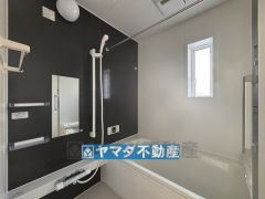 浴槽にはベンチスペースがあるので半身浴やお子様も座ることができ安心快適です