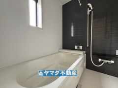 浴槽にはベンチスペースがあるので半身浴やお子様も座ることができ安心快適です
