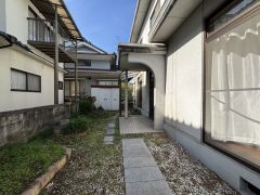 玄関へと続くアプローチ