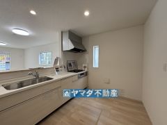 キッチンからリビングにいるお子様の様子も確認できますね。