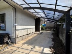 カーポート奥に玄関