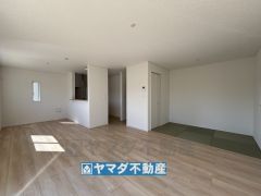 リビング横にはタタミコーナーがあります。