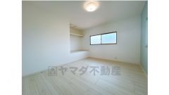 2階ベランダ側6帖洋室のお部屋は、階段上の収納スペースを活用できるようにリフォーム済