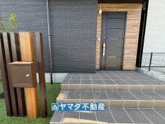 広々とした玄関ポーチ