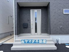 玄関横にはポストが設置されているので雨に濡れずに安心ですね。