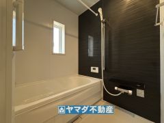 浴槽にはベンチスペースがあるので半身浴やお子様も座ることができ安心快適です