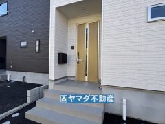 玄関横にはポストが設置されているので雨にぬれずに安心ですね