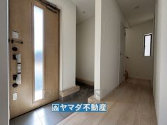 玄関にはベビーカー等置ける多目的スペースがあります