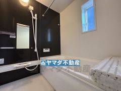 浴槽にはベンチスペースがあるので半身浴やお子様も座ることができ安心快適です