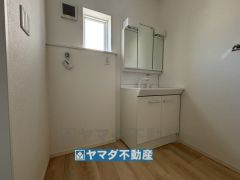 三面鏡タイプだから朝の準備も効率的ですね