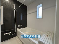浴槽にはベンチスペースがあるので半身浴やお子様も座ることができ安心快適です