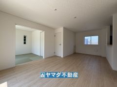 リビングの広さに加えて和室の入り口を開放すればさらに広々とした空間になります