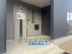 広々とした玄関ポーチ、玄関横にはポストが設置されているので雨に濡れず安心ですね。