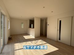 16帖のリビングには便利な収納スペースがあります。