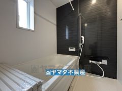 浴槽にはベンチスペースがあるので半身浴やお子様も座ることができ安心快適です