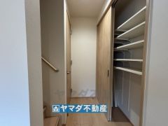 1階廊下には便利な収納があります