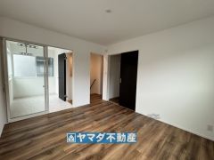 サンルームに面したお部屋です