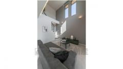 窓からの日差しで明るいリビング