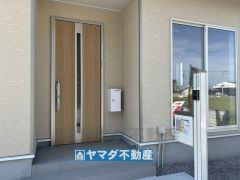 玄関横についている白い箱は宅配ボックスです。